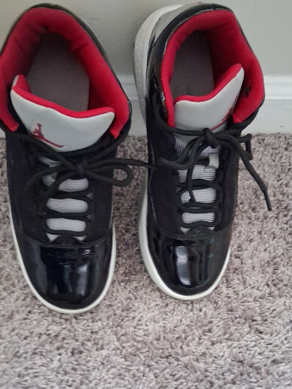 Jordan Black, Red and White Low-Top Patent Basketball Shoes. 7Y Great condition